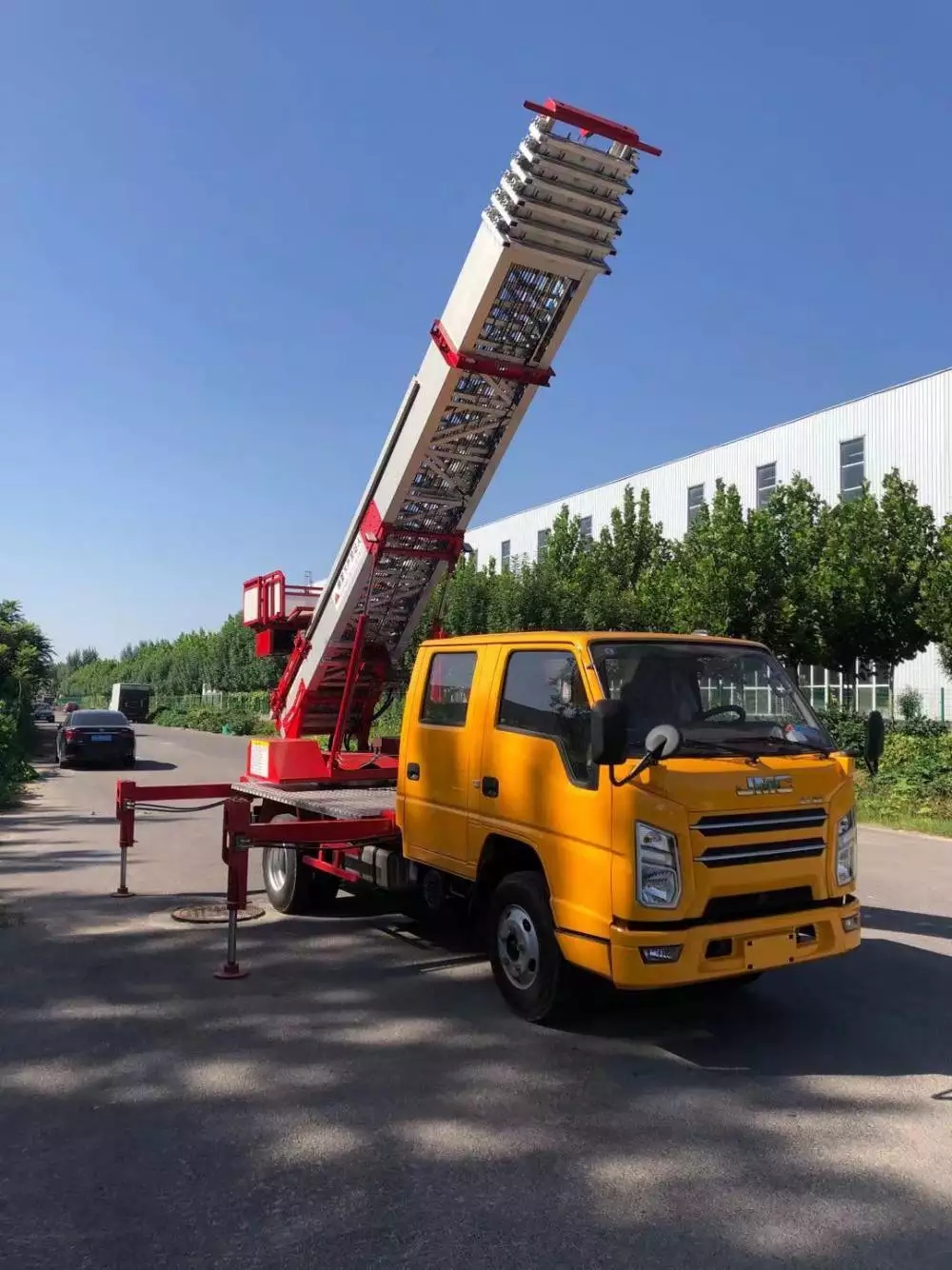 西工附近的云梯车出租服务：轻松解决高空作业需求