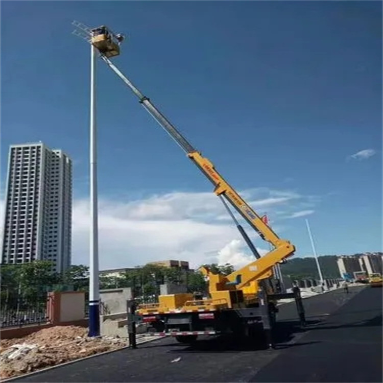 西工维修路灯的曲臂升降车出租