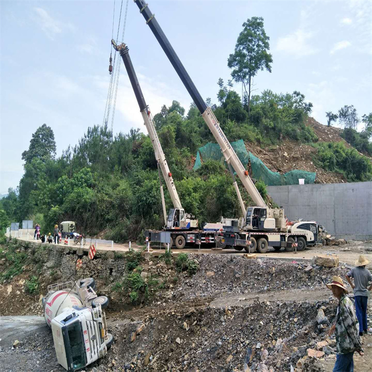 西工汽车掉沟里叫吊车救援要多少钱